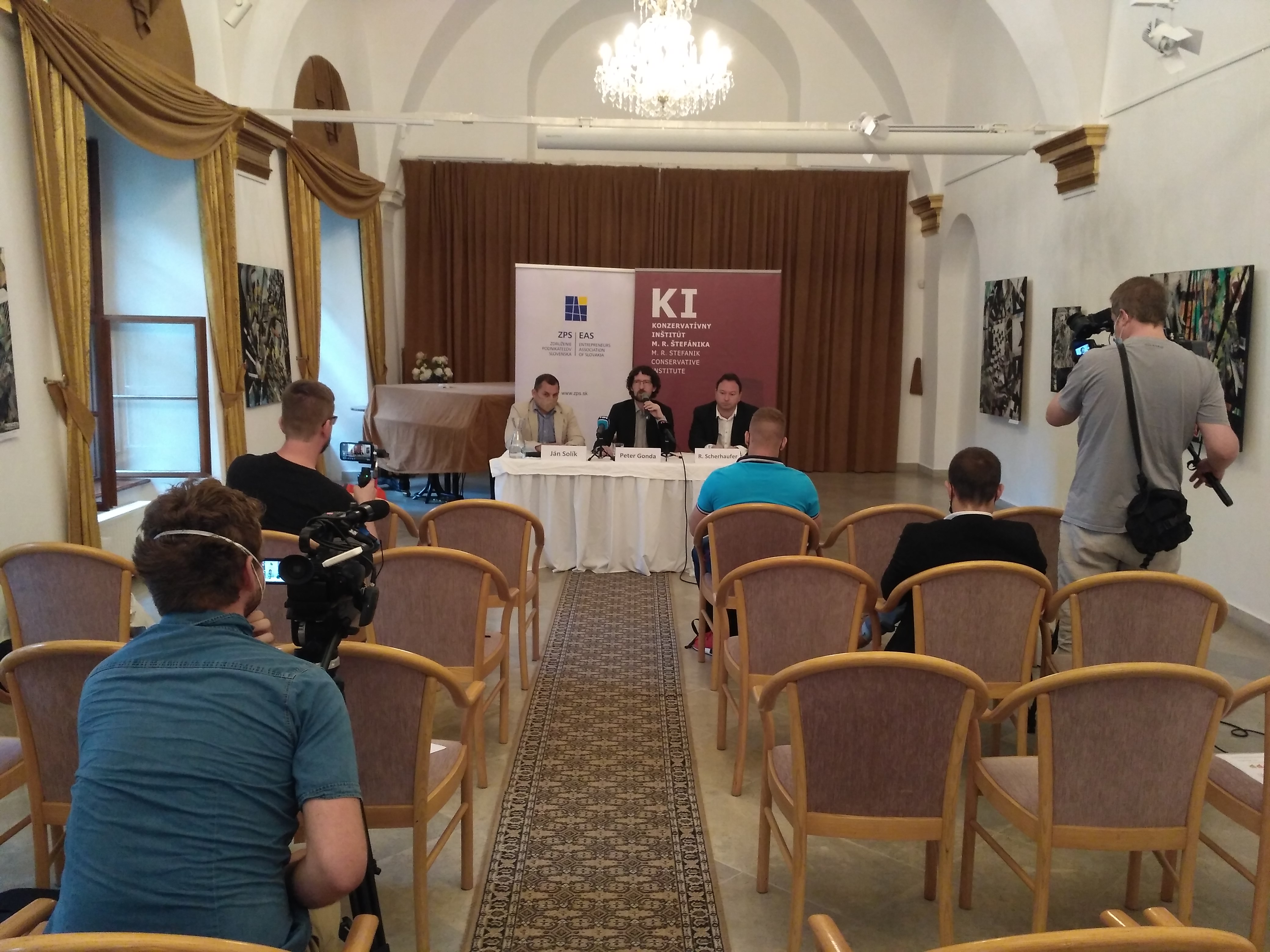 Štát rozhoduje o takmer 63 percentách zárobkov ľudí